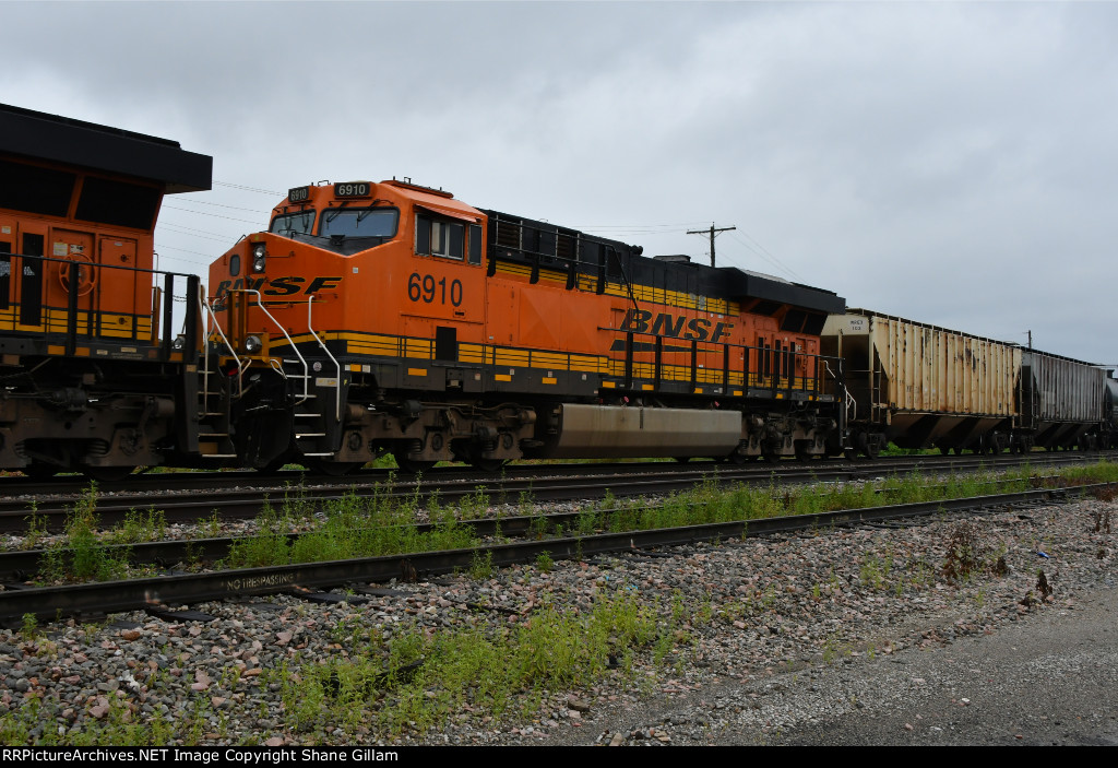 BNSF 6910 Roster shot.